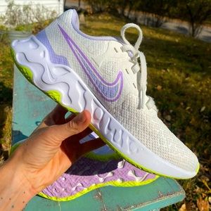 Nike running shoes size 8 renew women’s EUC